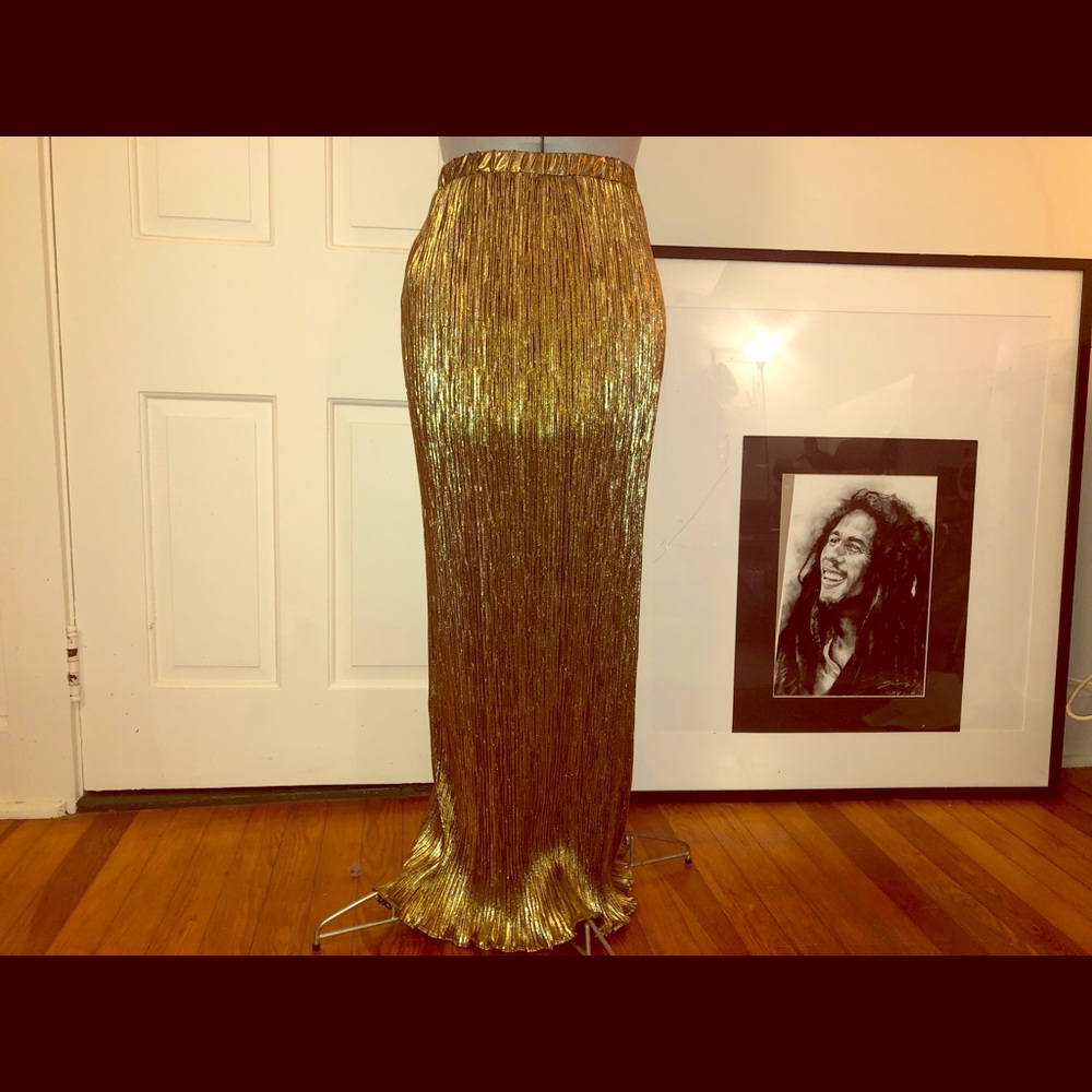 Beautiful long crinkled skirt with elastic band.
